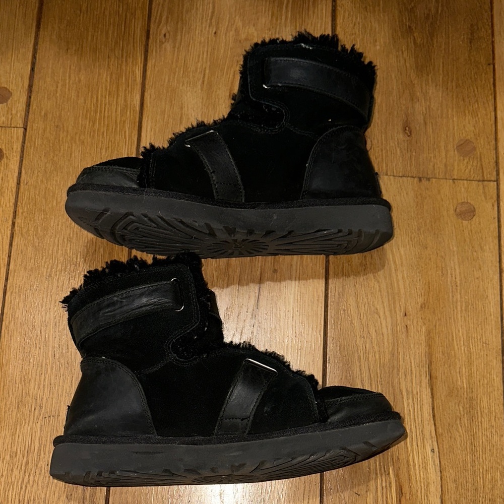 BLACK STRAP UGGS - Picture 2 of 7